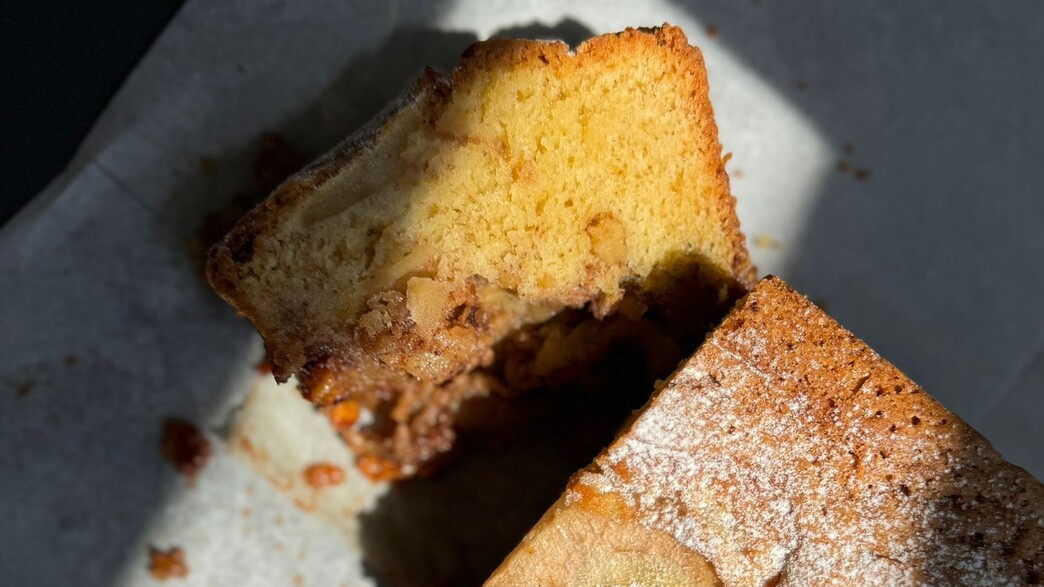 עוגת תפוחים מקורמלים וקינמון