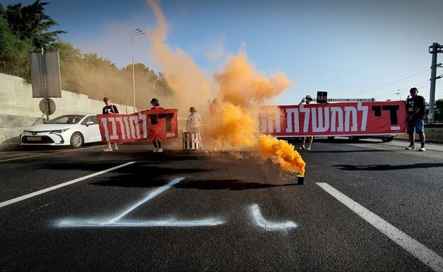 מפגינים נגד הממשלה חוסמים את איילון דרום (צילום: אודי סלמנוביץ )