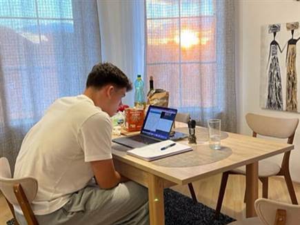 מאייר לומד לבגרויות בדירה בבלגרד (צילום: ספורט 5)