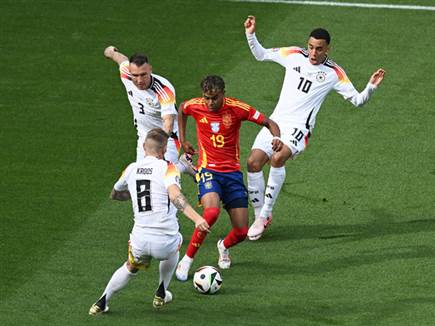 ימאל רקד על הדשא (GETTY)