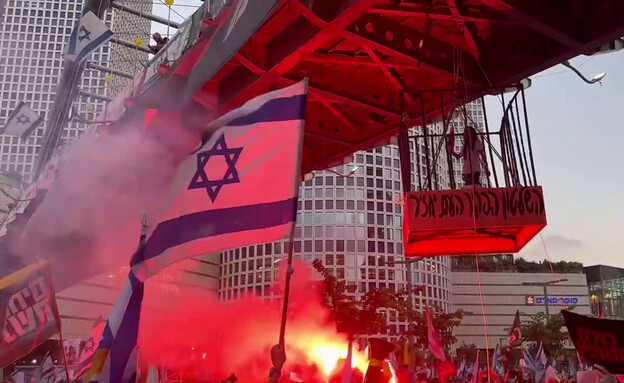 עינב צנגאוקר בהפגנה בשער בגין (צילום: חדשות 12)