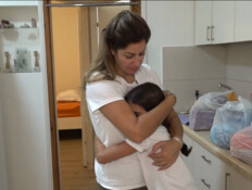 שירלי ובתה בר, חוזרות לקיבוץ מפלסים (צילום: חדשות)