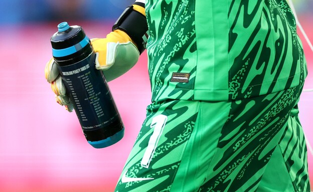 הבקבוק של ג'ורדן פיקפורד (צילום: צילום מסך)