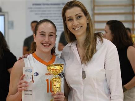 מצטיינת העונה - איילה אורן, ואורנית שוורץ, שהעניקה לה את הפרס (דני (צילום: ספורט 5)