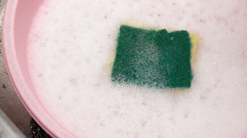 ספוג כלים בקערת מים חמים, שטיפת כלים ספוג כלים בקערת מים חמים, שטיפת כלים