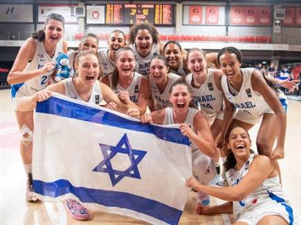 שוב יצאו מחויכות? (FIBA) (צילום: ספורט 5)