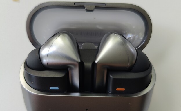 האוזניות של סמסונג (צילום: יונתן אפולט)