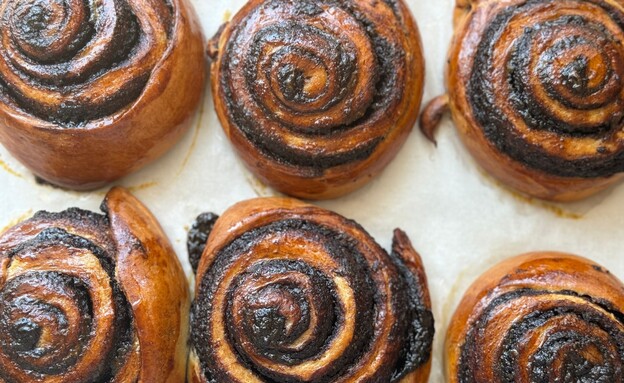 מגש של שבלולי שמרים שוקולד (וסירופ)