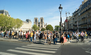 פריז תיירים קיץ (צילום: photosla, shutterstock)