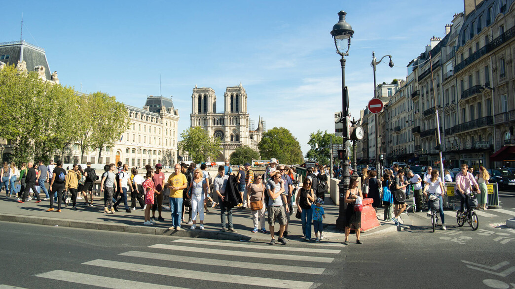 פריז תיירים קיץ (צילום: photosla, shutterstock)