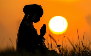 אישה יהודיה מתפללת תפילת הודיה (הדמיה: mako)