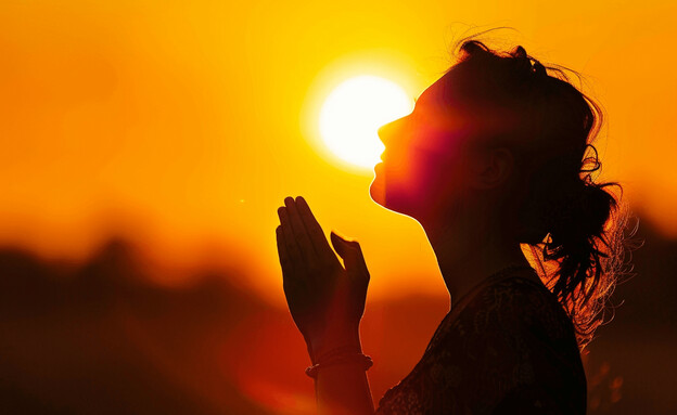 אישה מתפללת תפילת הודיה להשם (הדמיה: mako)