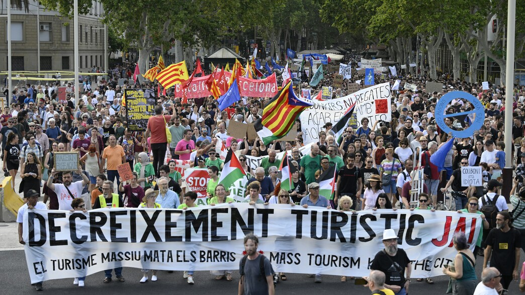 ברצלונה נגד תיירים  (צילום: JOSEP LAGO, getty images)