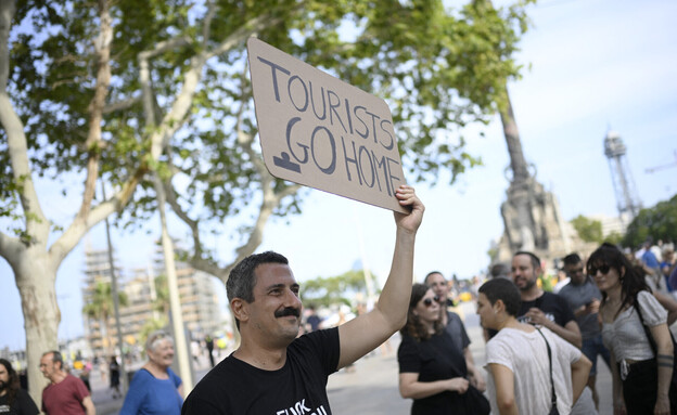 שלטים בברצלונה נגד תיירים  (צילום: JOSEP LAGO, getty images)