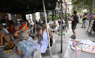 ברצלונה מסעדה תיירים (צילום: JOSEP LAGO, getty images)