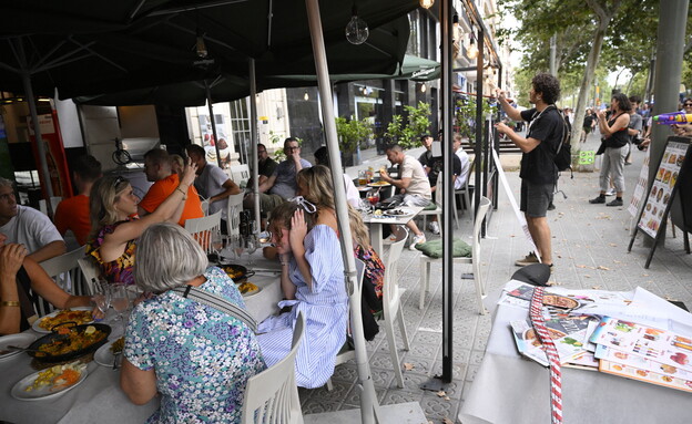 ברצלונה מסעדה תיירים (צילום: JOSEP LAGO, getty images)