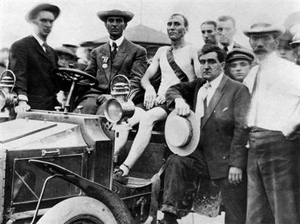 היקס, שזכה במירוץ, נח ברכב השופטים לאחר המרתון (Missouri History M (צילום: ספורט 5)