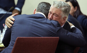 אלק בולדווין במשפט (צילום: Ramsay de Give-Pool/Getty Images)