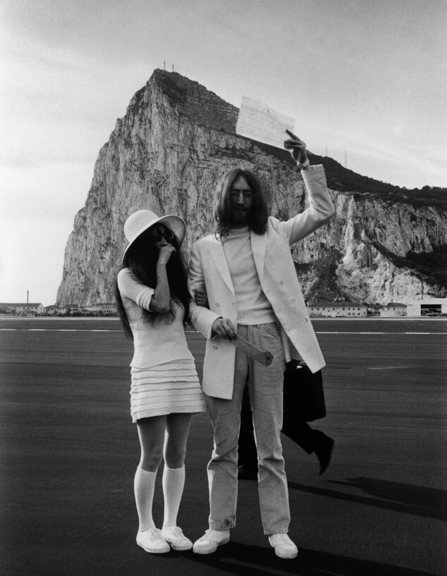 ג'ון לנון ויוקו אונו גיברלטר  (צילום: Simpson, getty images)