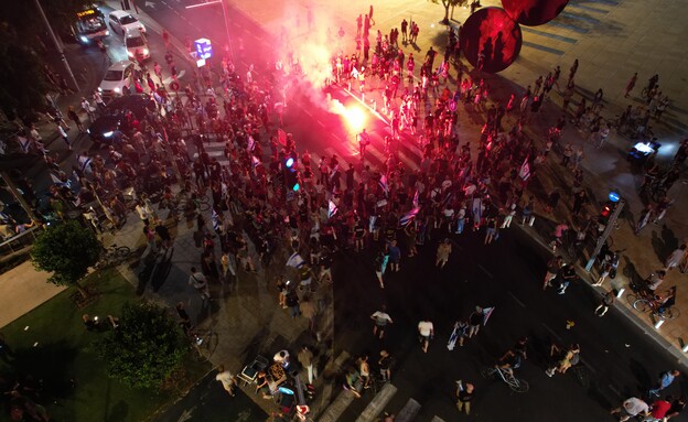 הדלקת אבוקה במחאה ליד הבימה (צילום: ברק דור)