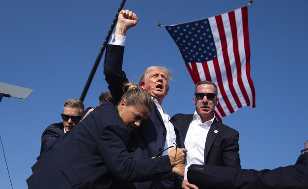 טראמפ אחרי ניסיון ההתנקשות (צילום: AP Photo/Evan Vucci)