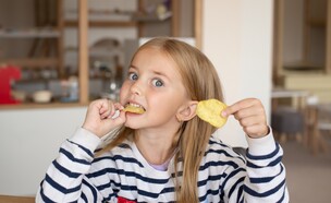 ילדה אוכלת (צילום: שאטרסטוק)