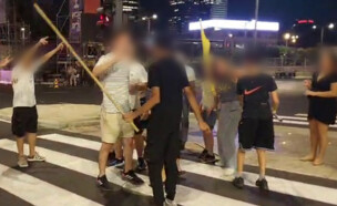 בני נוער מכים במקלות מפגינים  (צילום: שימוש לפי סעיף 27א, חוק זכויות יוצרים)