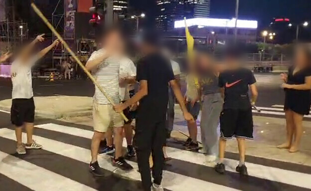 בני נוער מכים במקלות מפגינים  (צילום: שימוש לפי סעיף 27א, חוק זכויות יוצרים)
