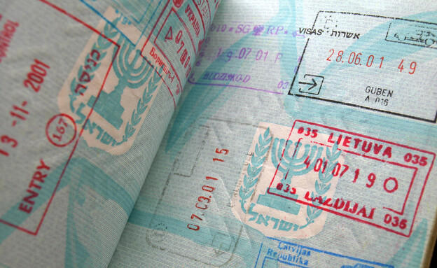 עמודים של דרכון ישראלי (צילום: shutterstock)