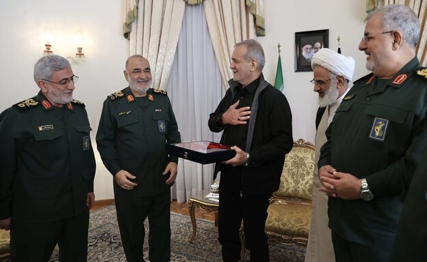 נשיא איראן הנבחר פזשכיאן עם מפקדי משמרות המהפכה