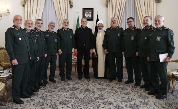 נשיא איראן הנבחר פזשכיאן עם מפקדי משמרות המהפכה