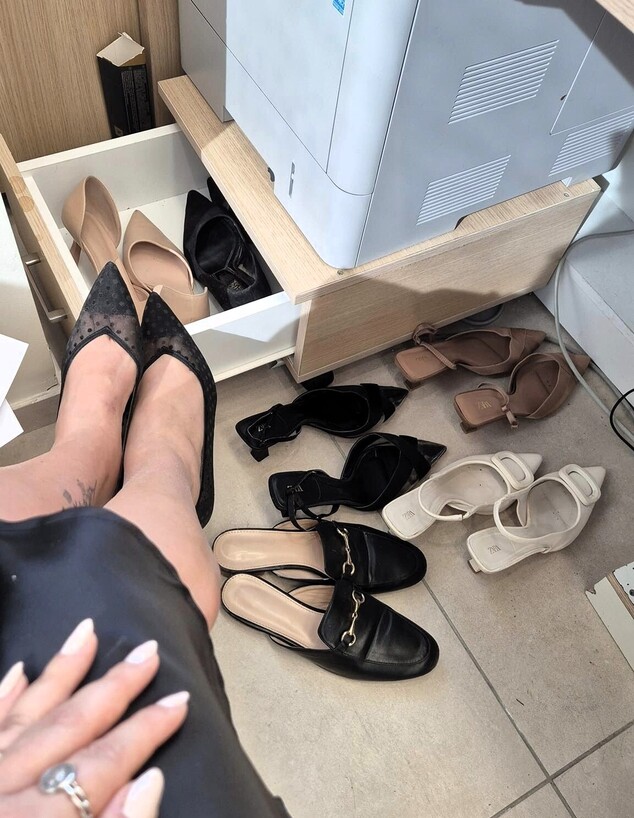 אחסון נעליים במשרד שידה במשרד (צילום: שני צבי)