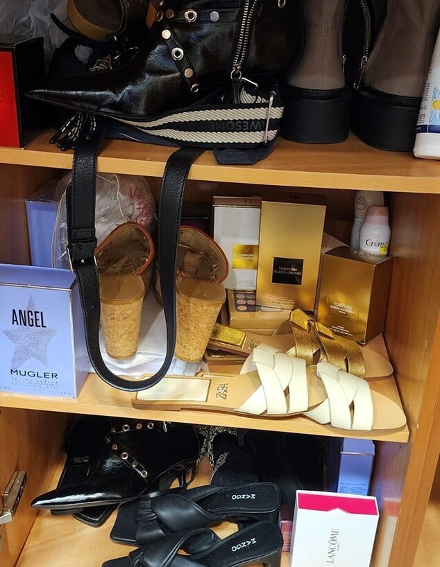 אחסון נעליים במשרד (צילום: חגית חוגי)