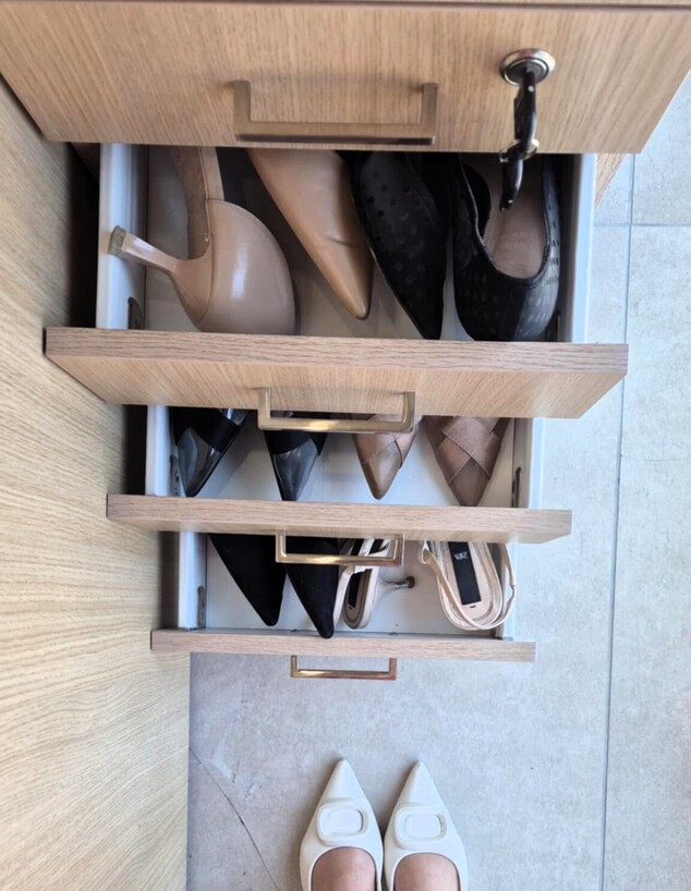 אחסון נעליים במשרד שידה במשרד (צילום: שני צבי)