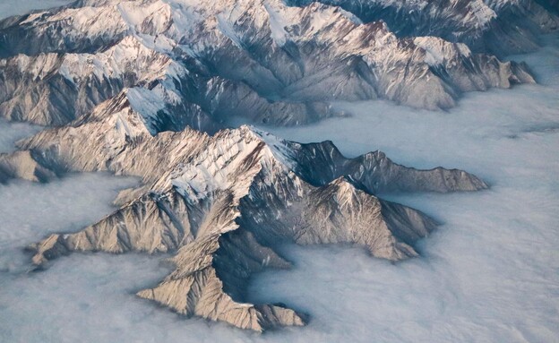 פסגות הרים המבצבצות מעל שכבת עננים נמוכה בסין (צילום: קובי פיין)