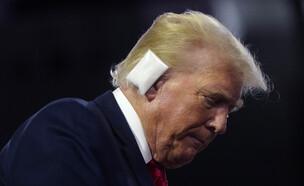 טראמפ חבוש באוזנו במהלך הוועידה הרפובליקנית (צילום: Callaghan O'hare, reuters)