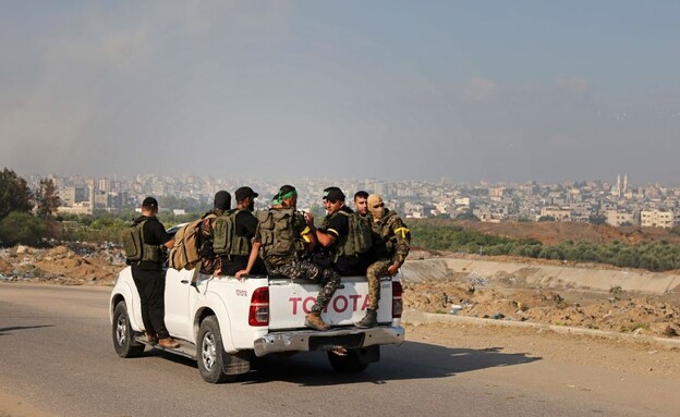 מחבלים ב-7 באוקטובר (צילום: MOHAMMED ABED/ AFP via Getty Images)