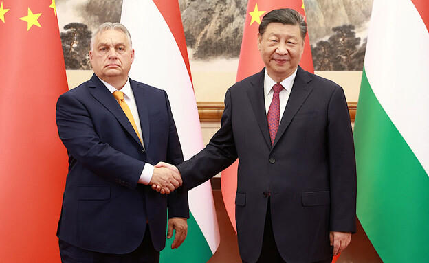 ראש ממשלת הונגריה ויקטור אורבן עם נשיא סין שי (צילום: רויטרס)