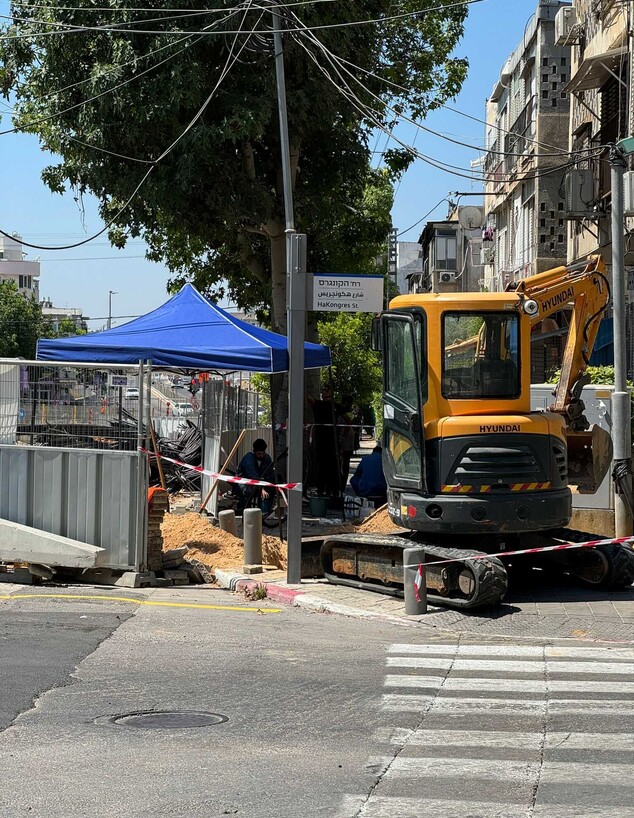 עבודות לתיקון קו החשמל ברחוב הקונגרס בתל אביב (צילום: ניצן כרמלי)