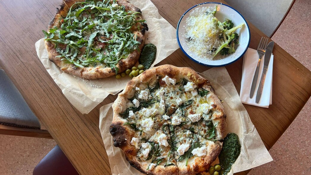 פיצות מעולות ואווירה בתולית פיצות מעולות ואווירה בתולית