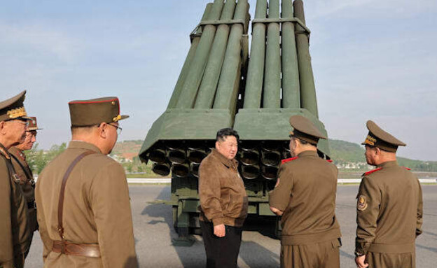 מנהיג צפון קוריאה קים ג'ונג און בניסוי מערכות נשק (צילום: Reuters, KCNA)