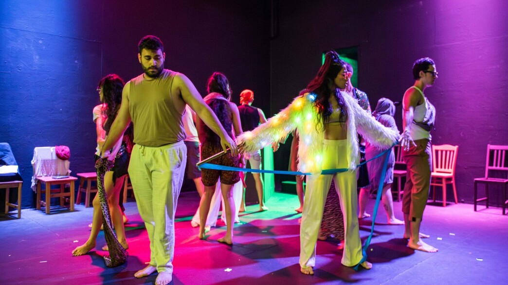 ההצגה "נמר על הגב" על הנובה