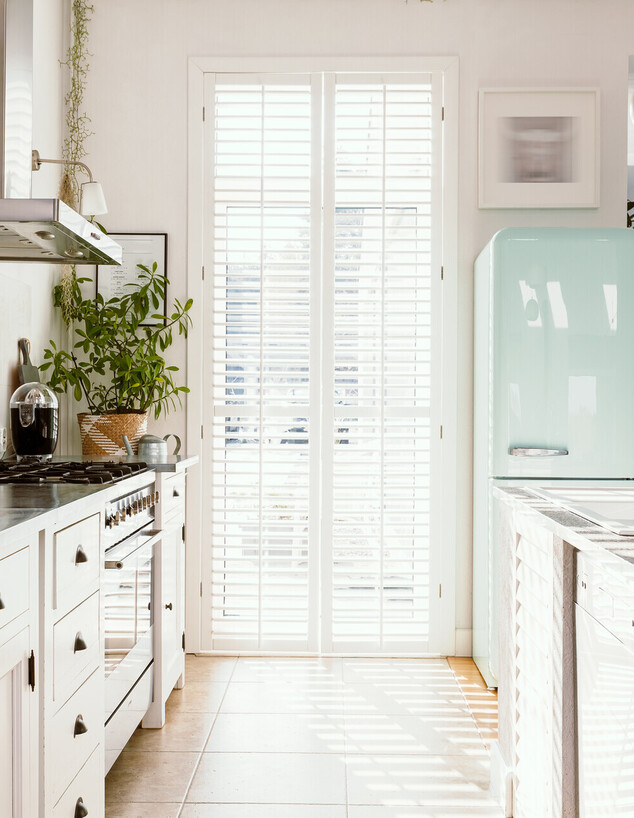 מטבח בהיר מואר שטוף שמש