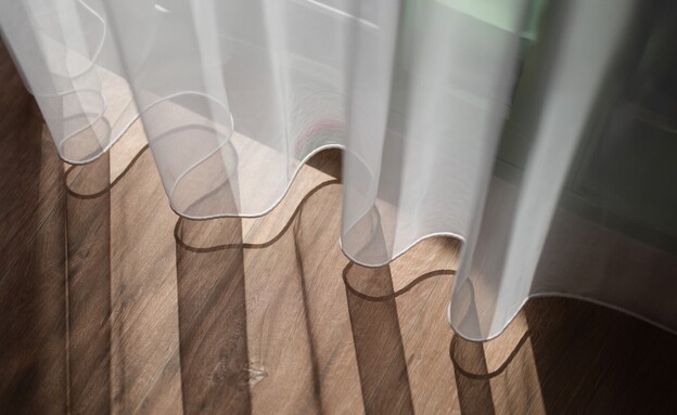 וילון לבן שקוף מעל רצפת פרקט, אור שמש (צילום: H_Ko, SHUTTERSTOCK)
