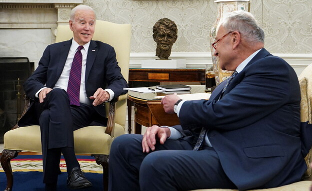 צ'אק שומר והנשיא ג'ו ביידן בפגישה בבית הלבן (צילום: רויטרס)