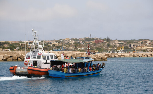 סירת מהגרים חוף ים למפדוזה (צילום: Alessio Tricani, shutterstock)