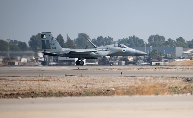 מטוסי בז F15 לפני התקיפה בתימן (צילום: דובר צה"ל)