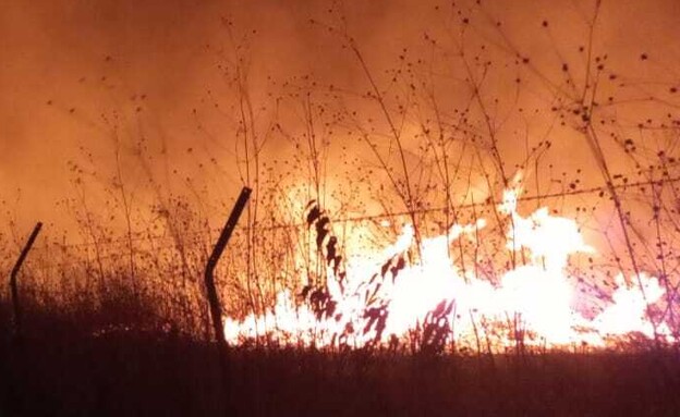 ְשריפה סמוך לקיבוץ שניר כתוצאה משברי יירוט (צילום: דוברות כבאות והצלה)