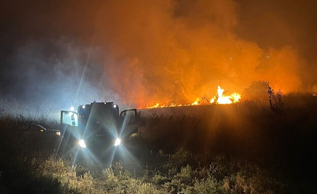 ְשריפה סמוך לקיבוץ שניר כתוצאה משברי יירוט (צילום: דוברות כבאות והצלה)