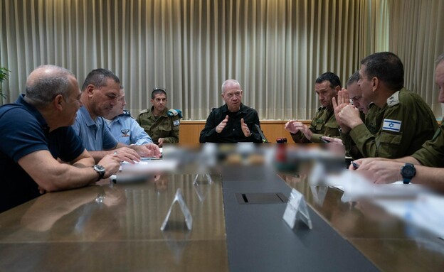 דיון אישור התוכניות המבצעיות לתקיפה בחודיידה בתימן (צילום: אריאל חרמוני, דוברות משרד הביטחון)
